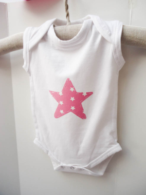 body-de-bebe-blanco-con-estrella-rosa-miscomplementosfavoritos-1
